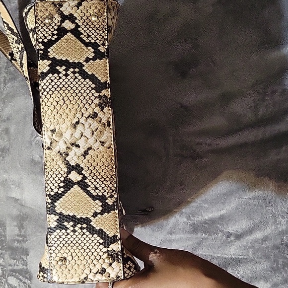 Guess purse - Picture 5 of 5